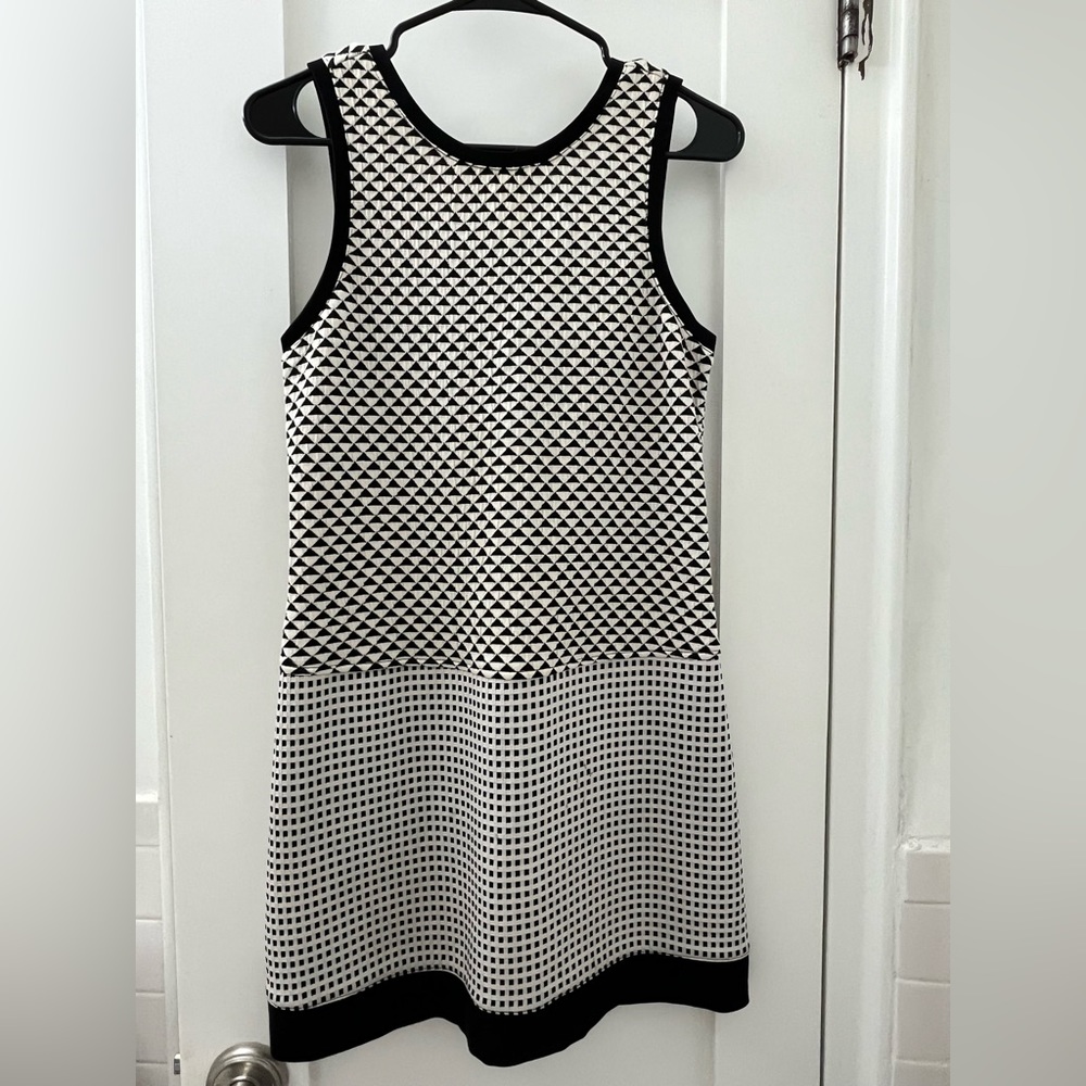 Sanctuary black and white cotton, v neck back super cute work dress